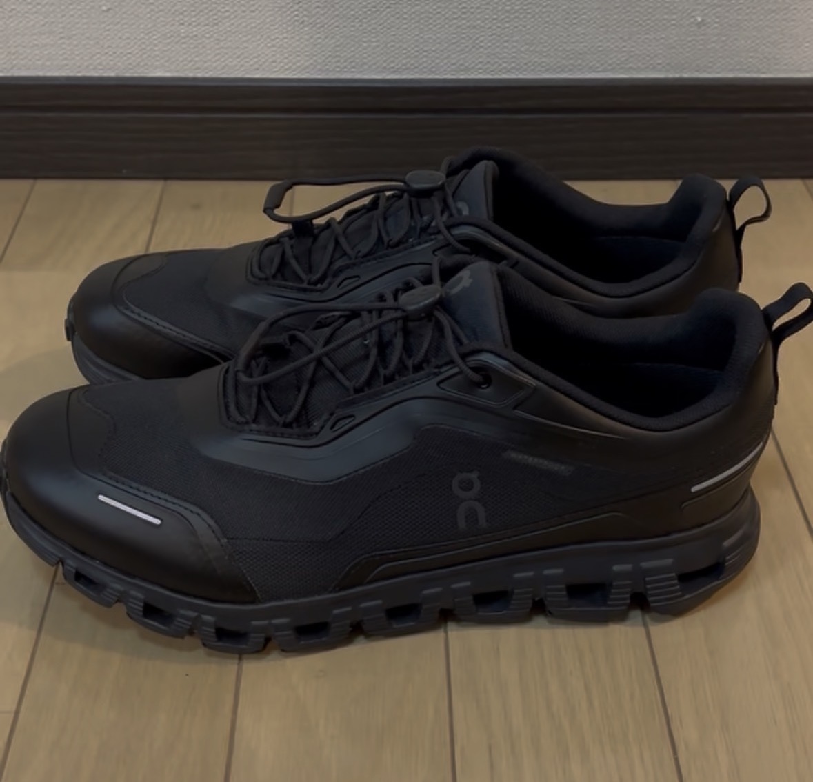 On Cloud 6 Geo Waterproof オールブラックを横から見た写真